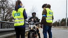 Policejní hlídka kontroluje dodrování naízení omezení pohybu mezi okresy. (1....