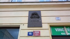 Pam�tní deska na dom�, kde �il zp�vák Ji�í Schelinger a na kytaru u�il jeho...