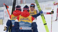 Johannes Klaebo slaví s norskými paráky triumf ve tafet na mistrovství svta...