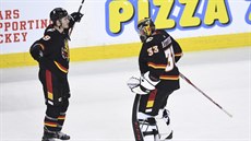 David Rittich (vpravo) a  Matthew Tkachuk z Calgary se radují z výhry nad...