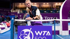 Petra Kvitová s trofejí pro vítzku turnaje v Dauhá.