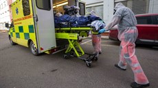 Pacientku doprovází v sanitce do Polska léka.
