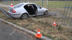 Opilý řidič nezvládl smyk, přejel betonový obrubník a přední částí automobilu...