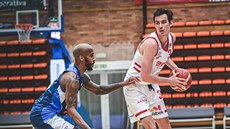 Omar Prewitt (vpravo) z Nymburka se chystá p�es Devanteho Wallace z Kolína.