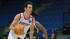 Omar Prewitt z Nymburka úto�í v zápase s Bambergem.