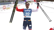 Norský běžec Hans Christer Holund slaví v Oberstdorfu titul z 15 km volně.