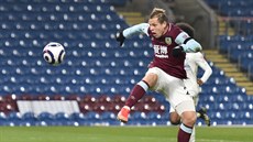 Mat�j Vydra (vpravo) z Burnley skóruje do brány Leicesteru, p�ekonal Kaspera...