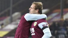 Matj Vydra (vpravo) z Burnley slaví svj gól proti Leicesteru.