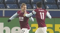 Matj Vydra (vlevo) z Burnley slaví svj gól proti Leicesteru.