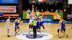 Domagoj Proleta (20) z USK Praha a Petr Boha�ík z Opavy na úvodním rozskoku.