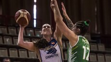 Tereza Vorlová (vlevo) z KP Brno úto�í p�es Emily Potterovou z Chomutova.