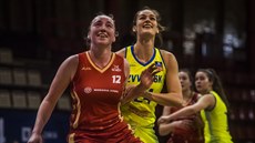 Barbora Holubová (vlevo) ze Slavie a Veronika Voráková z USK Praha se baví na...