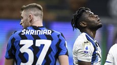 Milan kriniar (vlevo) z Interu Milán a Duvan Zapata z Atalanty Bergamo