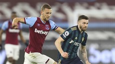 Tomá� Sou�ek (vlevo) z West Hamu nahání Stuarta Dallase z Leedsu.