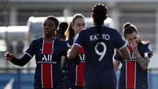 Fotbalistky Paris St. Germain oslavují gól proti Spart.