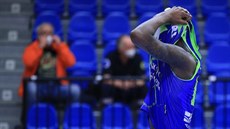 Jason Burnell ze Sassari proívá prohru v Nymbuce.