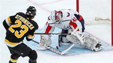 Jack Studnicka z Bostonu zkou�í p�ekonat Vítka Van��ka v brance Washingtonu.