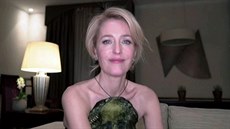 Gillian Andersonová se ve videohovoru pes Zoom objevila ve veerních atech...