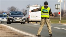 Policisté u Trotiny na Královéhradecku kontrolují řidiče, zda mají platné... | na serveru Lidovky.cz | aktuální zprávy