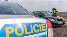 Policisté u Trotiny na Královéhradecku kontrolují �idi�e, zda mají platné...