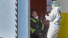Armádní tým zdravotník testoval na koronavirus obyvatele Blé nad Radbuzou na...