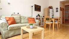 V prostoru mezi obývákem a kuchyní je místo i pro jídelní stl.