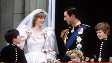 Princezna Diana a princ Charles ve svatební den na balkonu Buckinghamského...