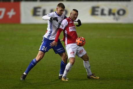 Ladislav Takács (vlevo) z Boleslavi a Dominik Kostka z Pardubic.