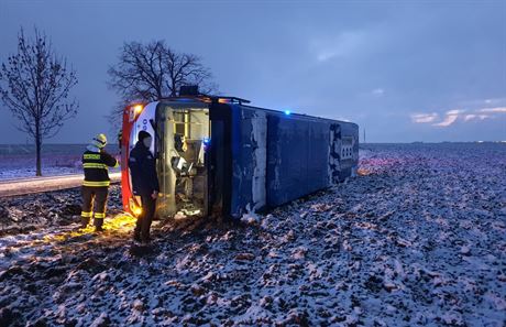 Autobus na Kladensku skonil na boku mimo silnici. Nehoda se obela bez...