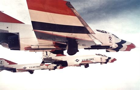 Phantomy pedvádcí letky USAF Thunderbirds