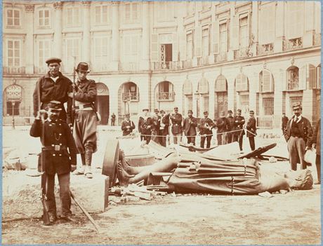 Pask komuna 1871. Trosky Napoleonova sloupu na Place Vendme
