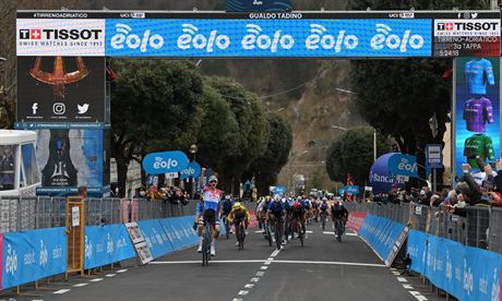 Mathieu van der Poel slaví triumf ve 3. etap Tirrena-Adriatika.
