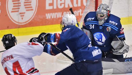 David Ostíek z Olomouce pálí, brání ho David Jiíek z Plzn.