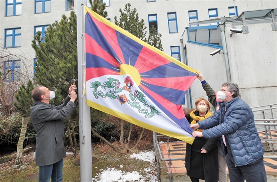Karlovarský kraj vůbec poprvé vyvěsil před budovou krajského úřadu tibetskou...