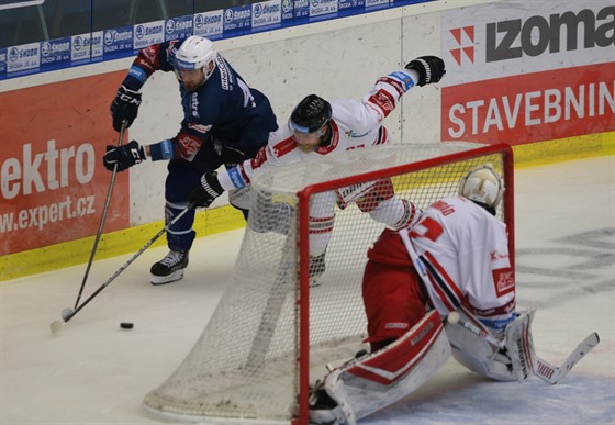 Branká Olomouce Branislav Konrád sleduje prnik plzeského protihráe.