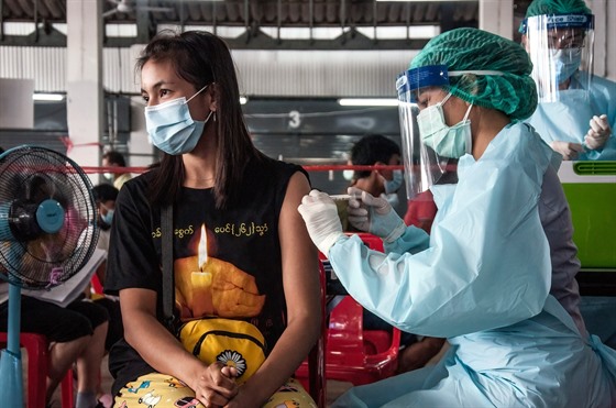 Zdravotnice v thajském Bangkoku podává en vakcínu proti covidu-19 od ínské...