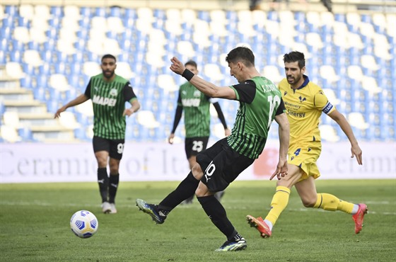 Filip Duričič střílí druhý gól Sassuola v zápase proti Veroně.