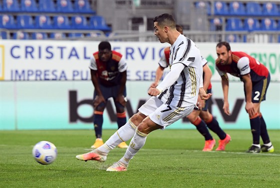 Cristiano Ronaldo z Juventusu dává gól z penalty v zápase proti Cagliari.