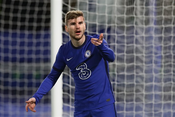 Timo Werner z Chelsea nerozumí verdiktu sudího.