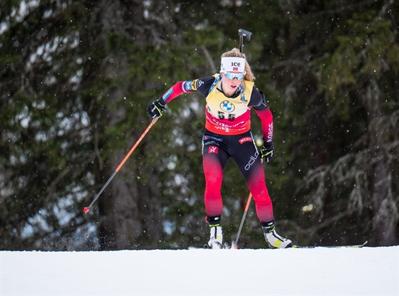 Norská biatlonistka Tiril Eckhoffová běží sprint v Östersundu.