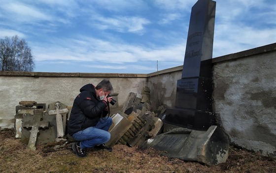 Jakub Děd ze spolku Omnium dokumentuje německé náhrobky na hřbitově ve Starých...