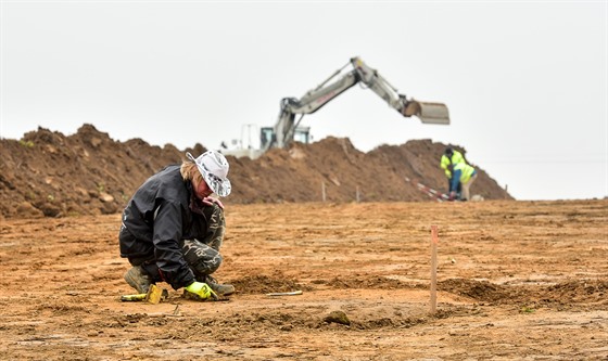 Archeologové při vykopávkách v místě stavby dálnice v Babicích. (4.3. 2021)