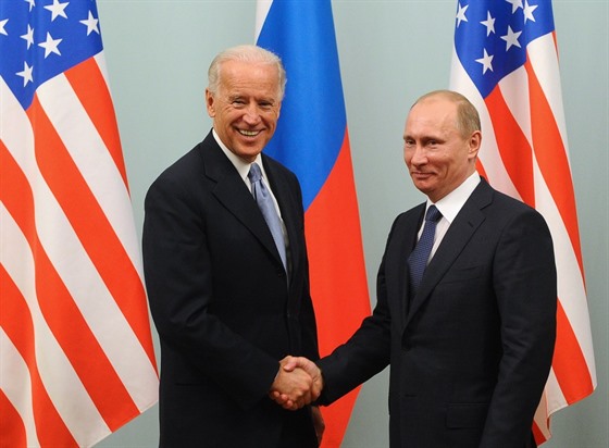 Joe Biden při setkání s Vladimirem Putinem v roce 2011, kdy byl Biden viceprezidentem a Putin premiérem