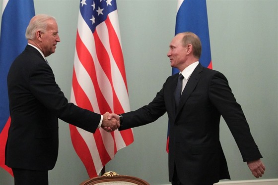 Joe Biden pi setkání s Vladimirem Putinem v dob, kdy byl Biden viceprezident...
