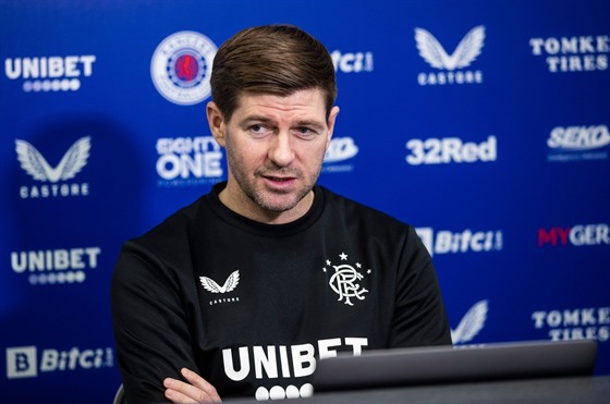Trenér skotských Rangers Steven Gerrard na tiskové konferenci.