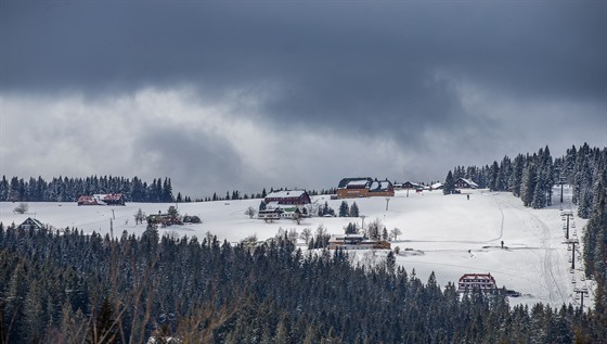 Některé nemovitosti jsou k mání i v Peci pod Sněžkou, na snímku je sjezdovka Zahrádky.