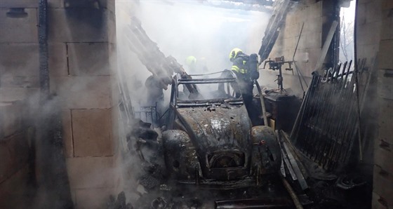 Požár garáže a kotelny ve Střílkách na Kroměřížsku, při němž shořel majiteli...