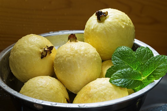 Plod kvajávy (Psidium guajava) obsahuje a ptkrát více vitaminu C ne citron. 