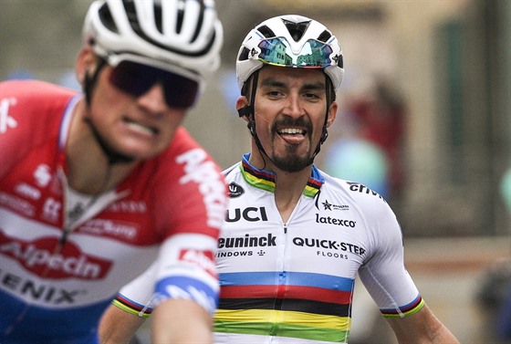 VÍTĚZSTVÍ V DUHOVÉ. Francouz Julian Alaphilippe se raduje z triumfu ve druhé etapě Tirrena-Adriatica.