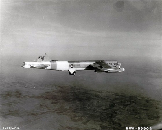 B-52H registrace 61-023 po ztrátě vertikálního stabilizátoru nad Spanish Peak...